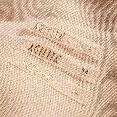 Etiqueta para roupas delicadas de organza com tinta dourada agilita