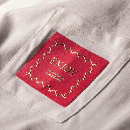 Etiqueta externa personalizada para roupas com estampa dourada em alto-relevo