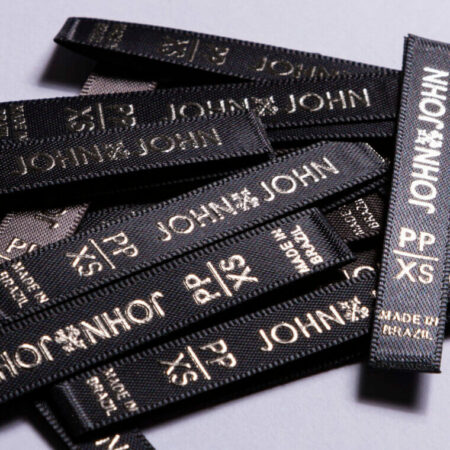 Etiqueta interna de cetim para roupas estampa metalizada john-john