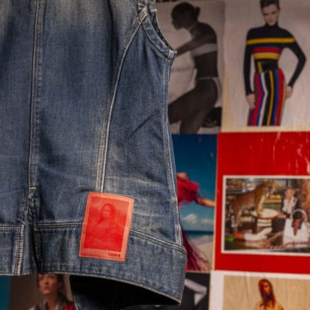 Etiqueta com impressão em alto-relevo para decorar jeans carmim