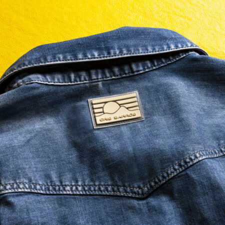 Etiqueta emborrachada e personalizada para jaqueta jeans CRIS BARROS