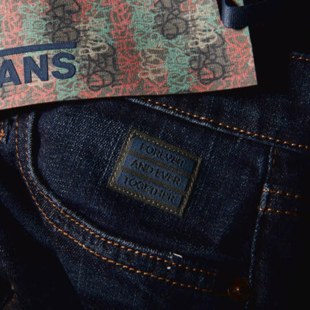 Etiqueta externa e tag para calça jeans