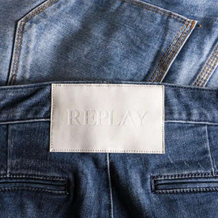 Etiqueta externa em baixo-relevo para jeans REPLAY