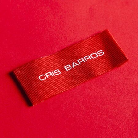 Etiqueta vermelha para roupas com impressão diferenciada cris barros