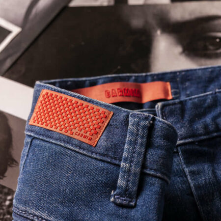 Etiquetas interna externa para calça jeans com estampa em alto-relevo CARMIM