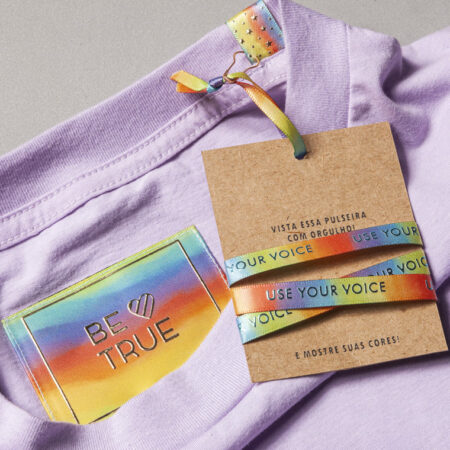 Pulseira de cetim e etiqueta personalizadas para moda pride com estampa metalizada arco iris
